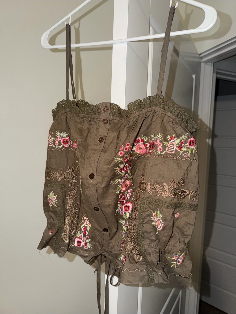 POL Embroidered Floral Button Front Cami Tank Top Boho NWOT Cottagecore - Picture 5 of 9